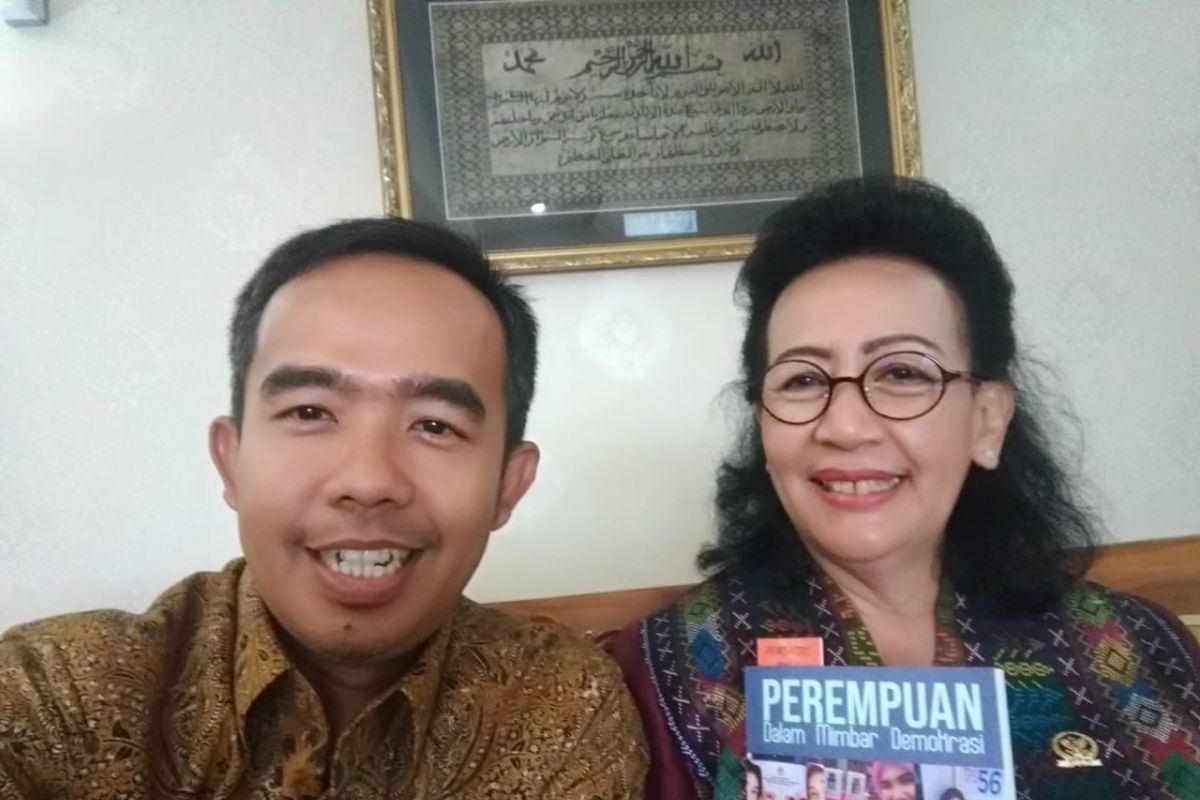 KPU Padang berikan GKR Hemas buku tentang perempuan dalam Mimbar Demokrasi