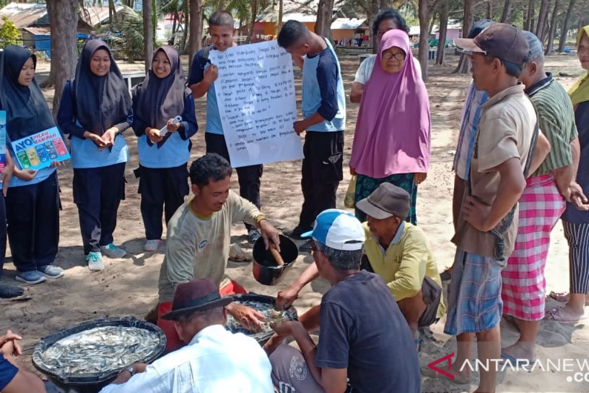 Siswa SMK N 2 Painan belajar ekosistem laut melalui Sekolah Pantai Indonesia