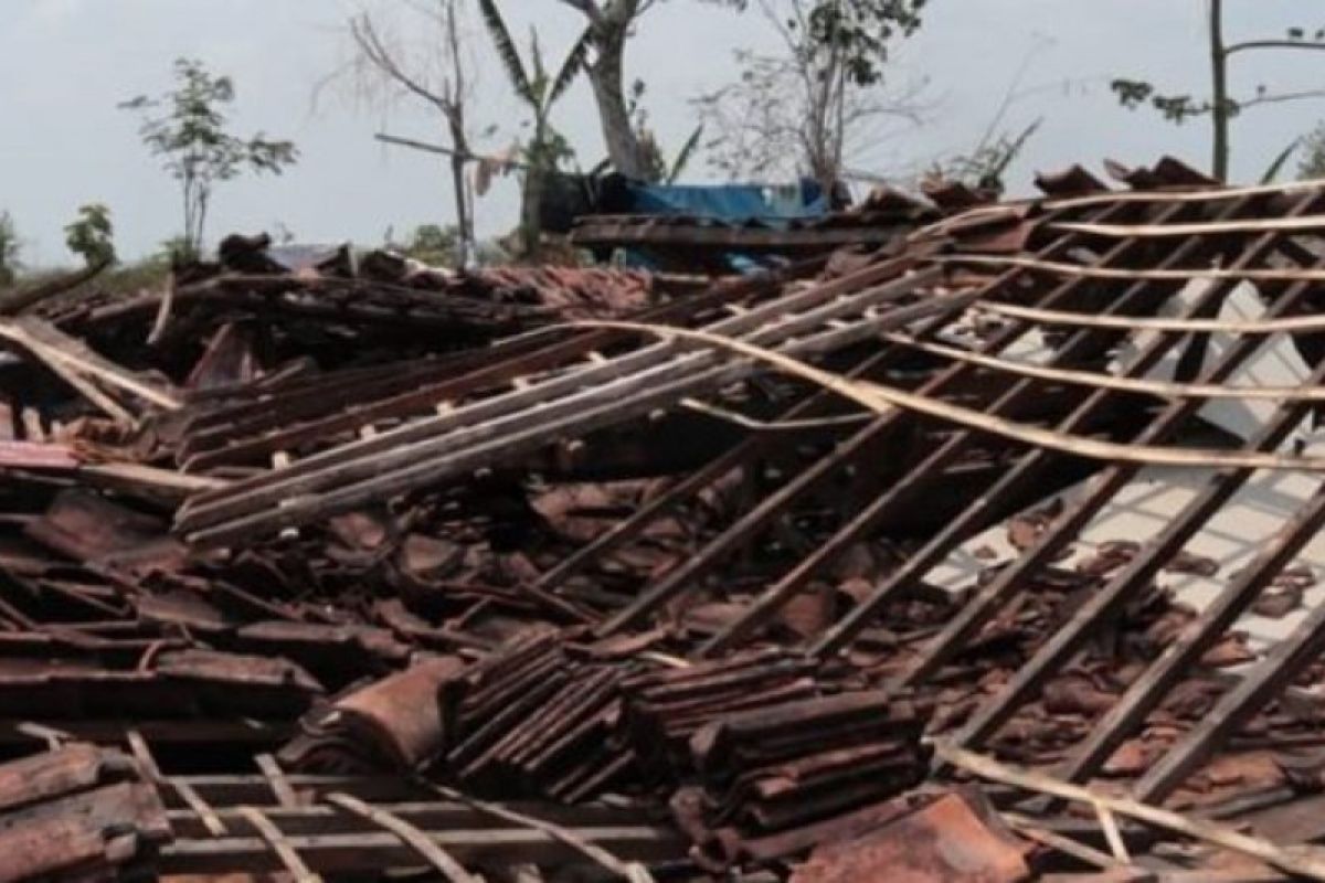 Angin kencang rusak puluhan rumah di Ngawi