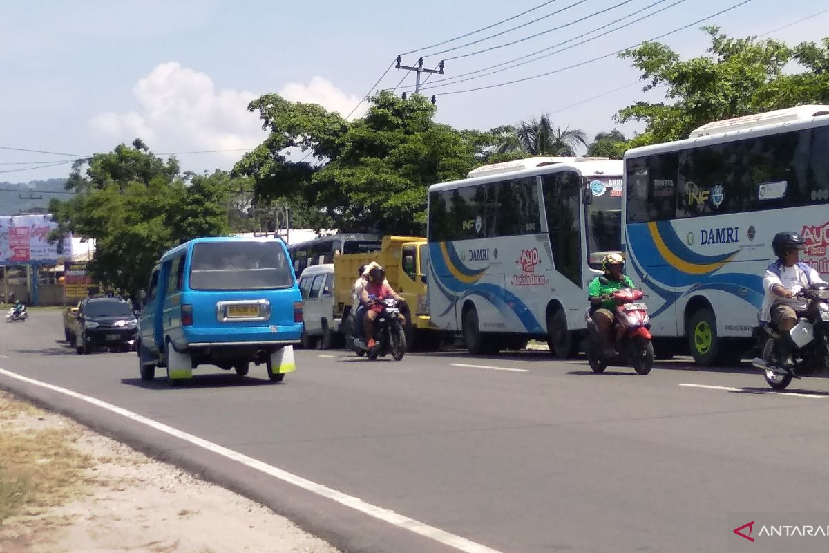 Antrean kendaraan beli solar bersubsidi di Biak hingga ke jalan raya