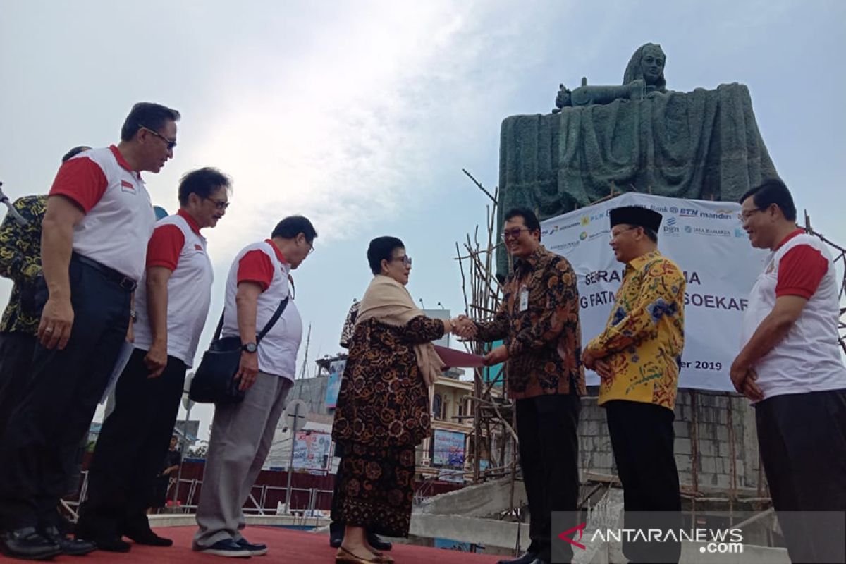 Konsorsium BUMN serahkan patung Fatmawati