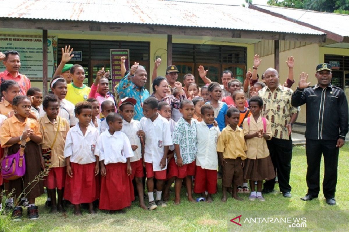 Bupati Papua Janjikan Penghargaan Apabila Pendidikan Serius Diperhatikan