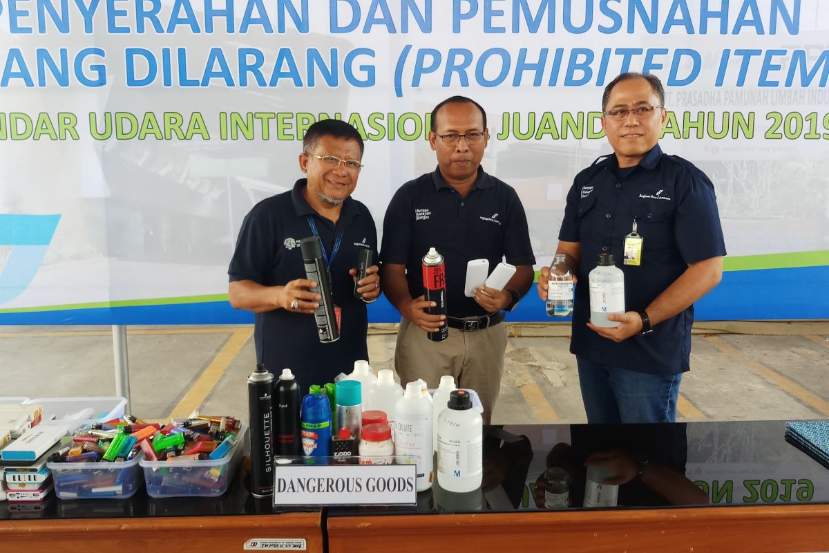 Seribuan 'power bank' hasil sitaan dari penumpang di Bandara Juanda dimusnahkan