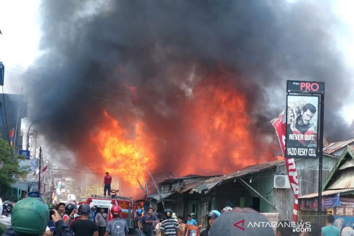 Di Baubau, delapan  bangunan ludes dilalap api