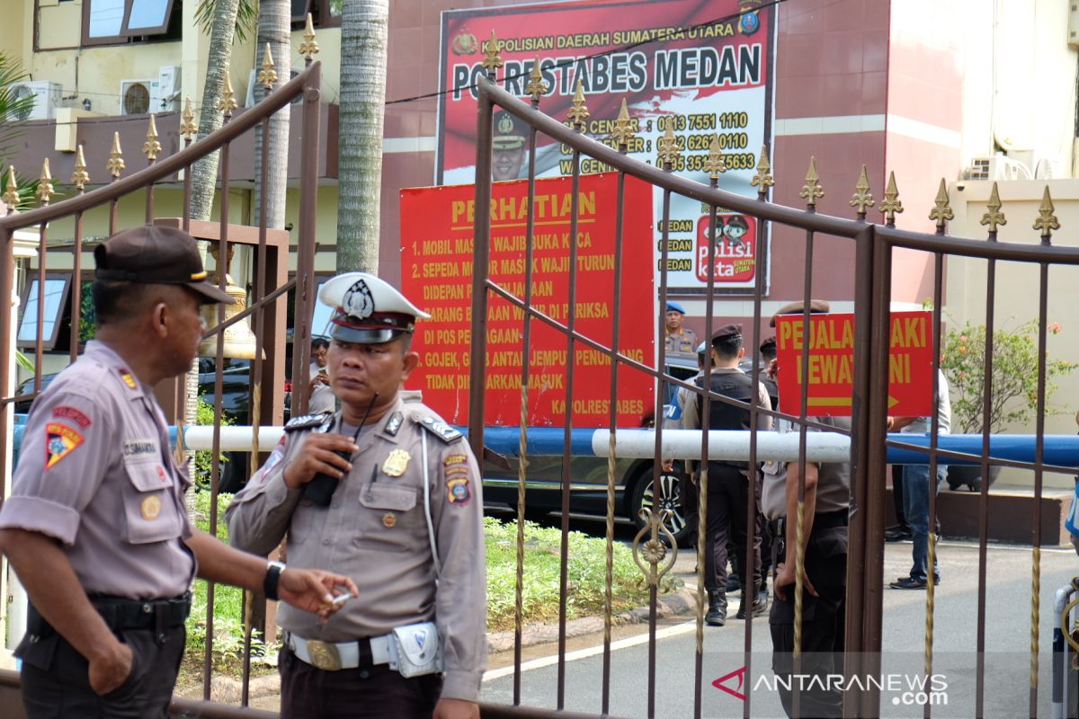 Densus olah TKP ledakan bunuh diri Polrestabes Medan