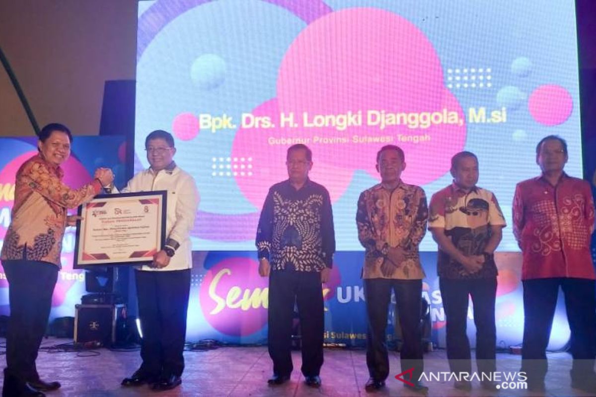 Bupati Poso terima penghargaan dari OJK