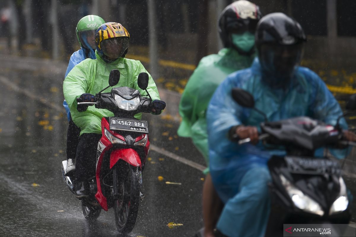 Sebagian wilayah DKI Jakarta diguyur hujan ringan pada Senin