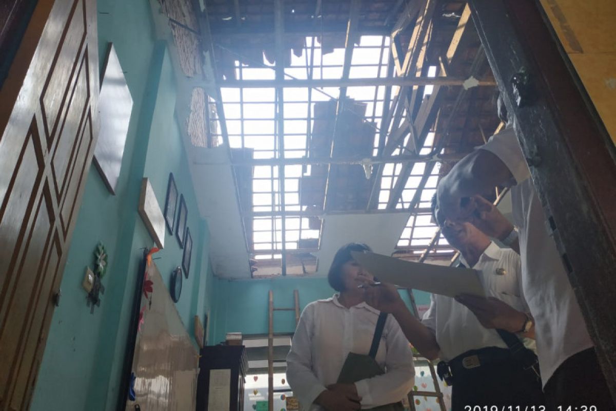 Angin kencang rusak bangunan madrasah di Tulungagung