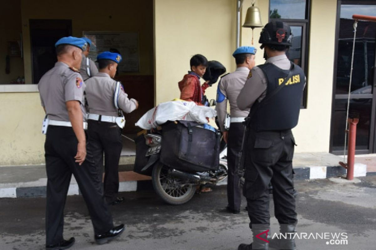 Pengunjung masuk Markas Polres Pamekasan diperiksa secara ketat