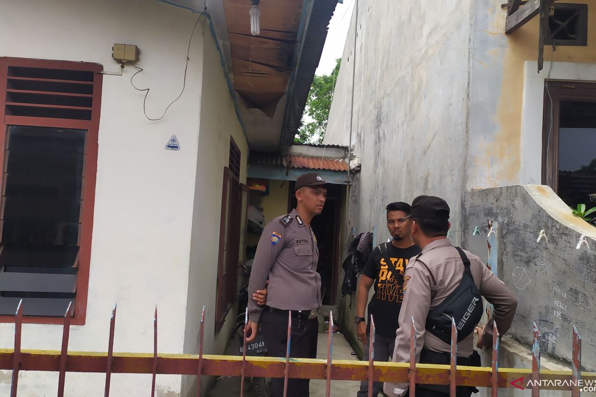 Polisi geledah rumah R,  terduga bom bunuh diri di Medan