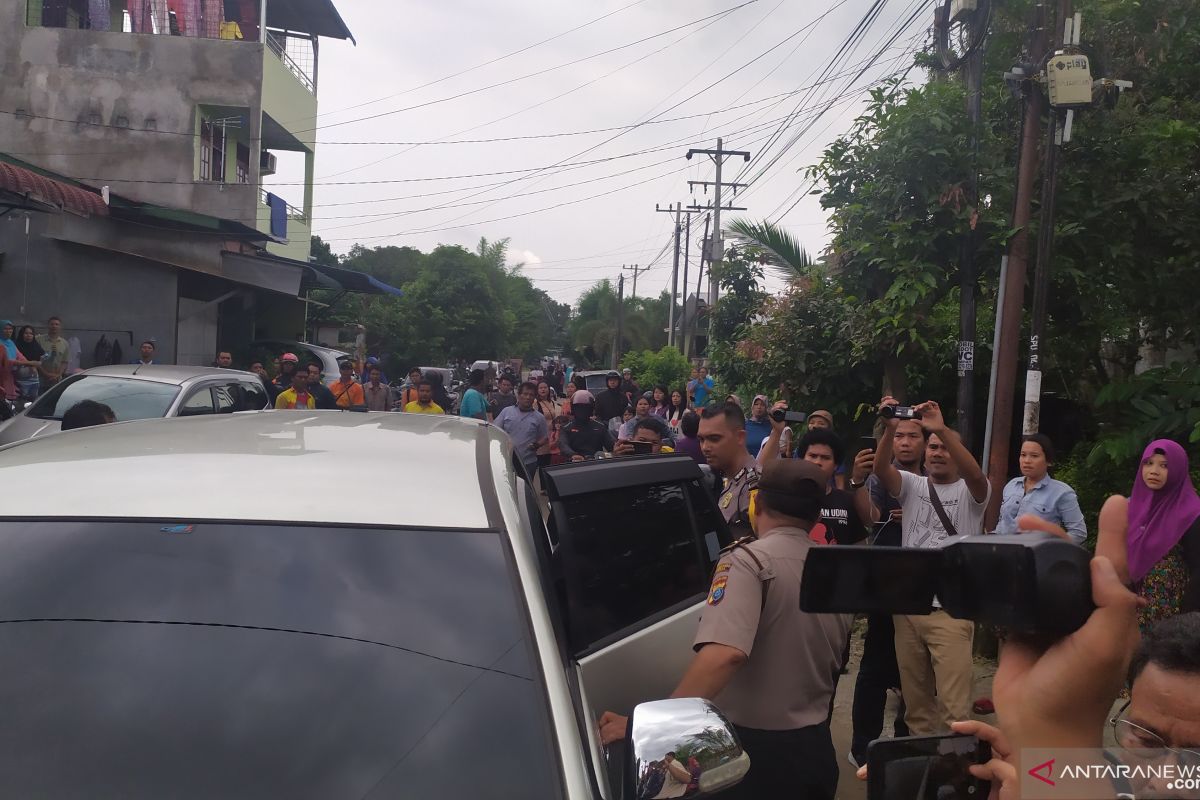 Tiga perempuan dan satu laki-laki dibawa dari rumah terduga pelaku bom bunuh diri di Medan