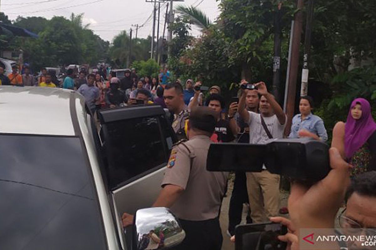 Polisi bawa 4 orang dari rumah pelaku bom bunuh diri