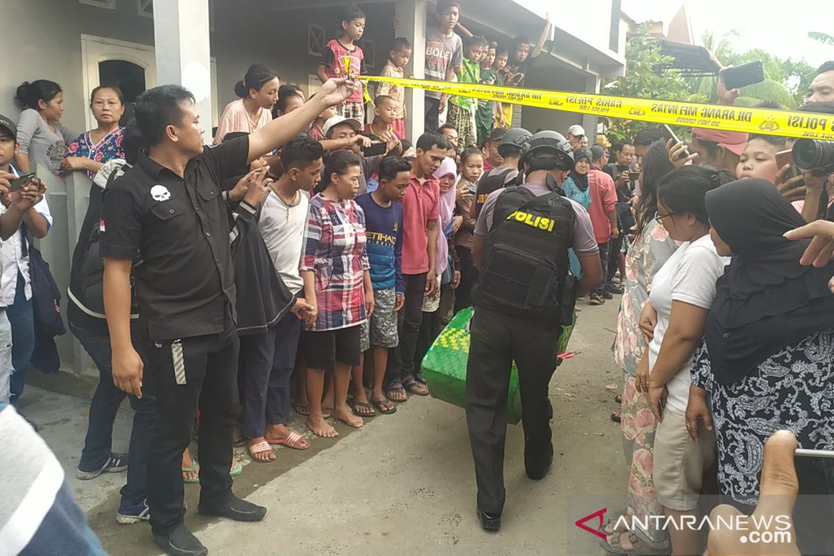 Polisi sita sejumlah barang dari rumah  terduga pelaku bom bunuh diri