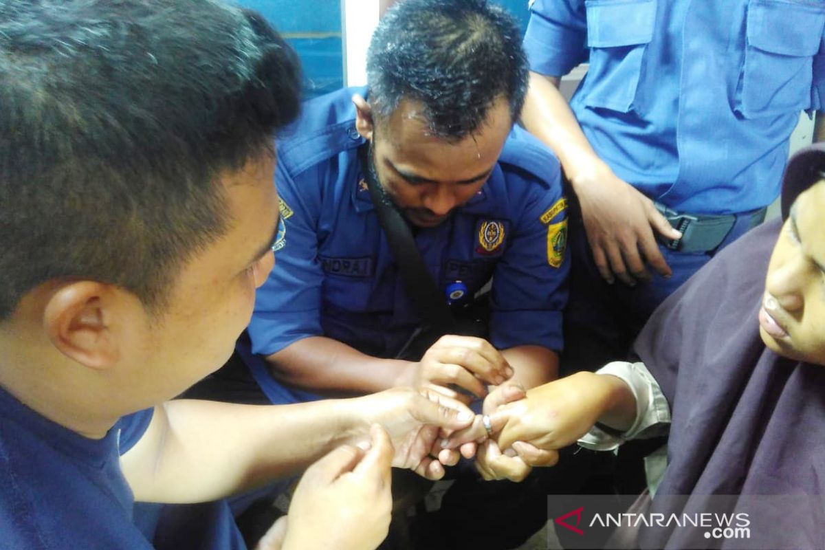 Petugas Damkar Bogor berhasil bantu warga kesulitan melepas cincin