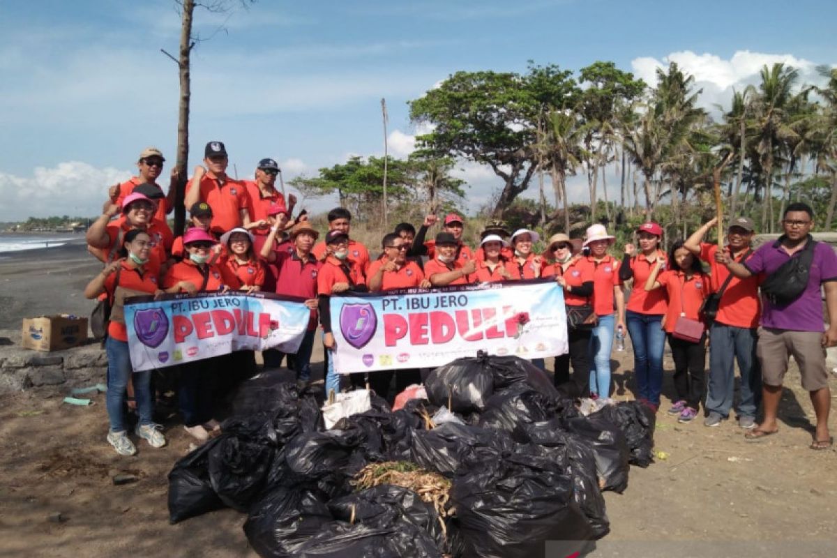 Relawan peduli lingkungan perangi sampah plastik di Pantai Masceti Gianyar