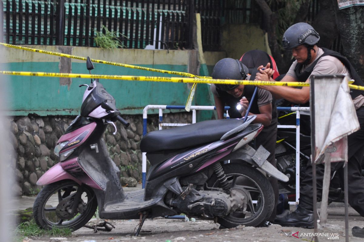 Penjinak bom Brimob periksa sepeda motor milik pelaku bom Medan