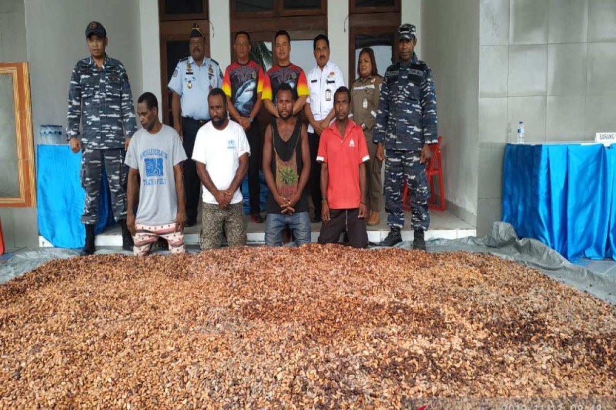 TNI-AL tangkap warga PNG bersama 12 karung coklat ilegal