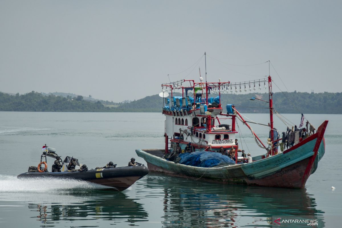 Kapal asing hasil tangkapan kita serahkan ke nelayan lokal, kata Edhy Prabowo