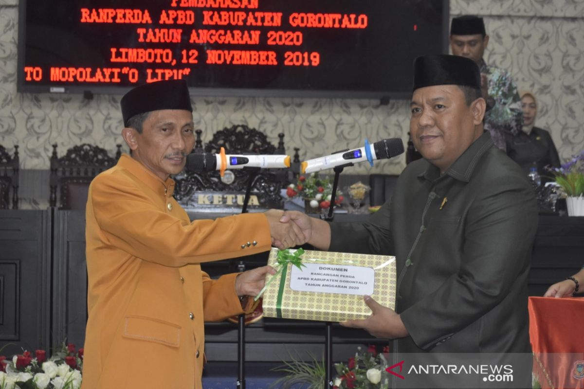 Pemkab Gorontalo serahkan Ranperda APBD ke DPRD
