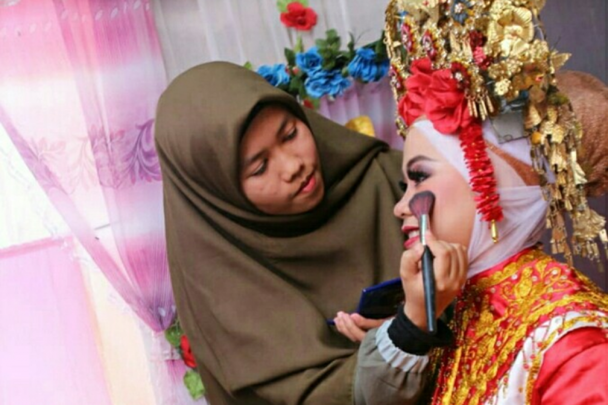 Penghasilan Menjanjikan, Mahasiswa Geluti Usaha "Make Up Artist"