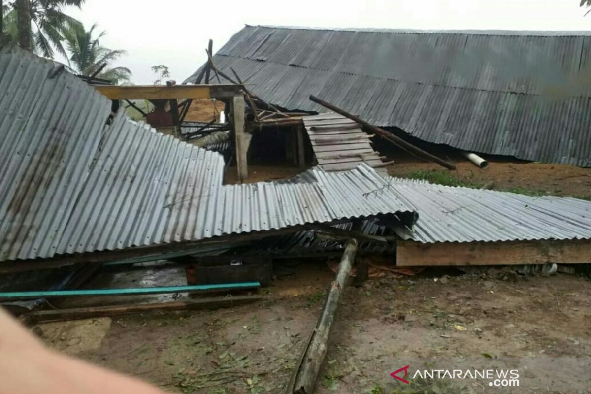 Angin puting beliung rusak 82 rumah