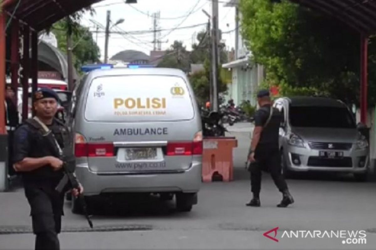 Jasad terduga pelaku bom bunuh diri di Polrestabes Medan dibawa ke RS Bhayangkara