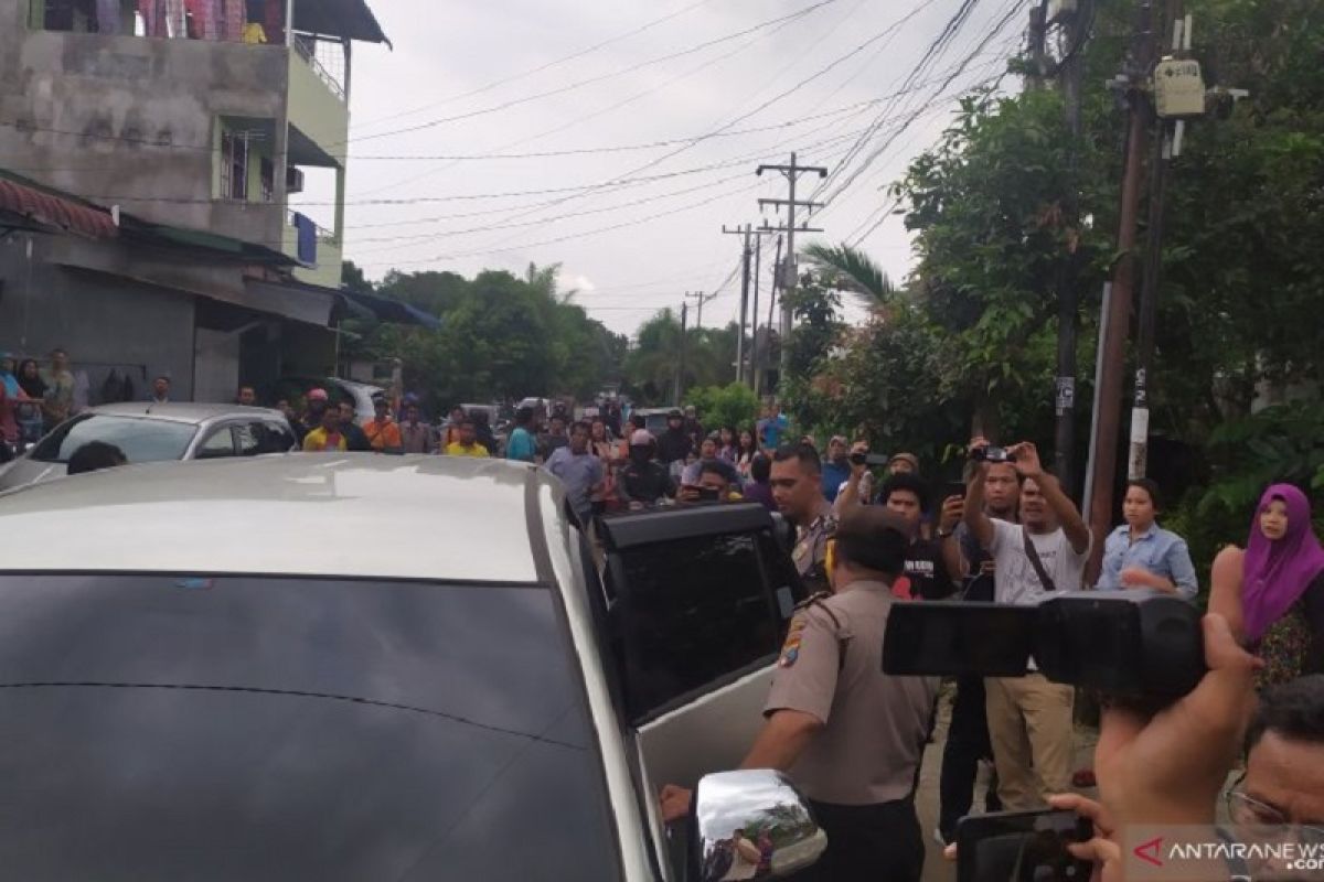 Polisi bawa 4 orang dari rumah terduga pelaku bom bunuh diri