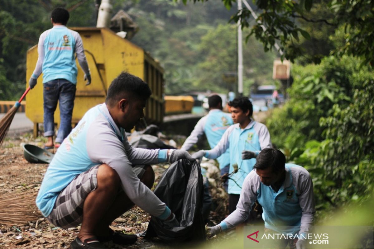 Sampah di sekitar Air Terjun Lembah Anai dibersihkan