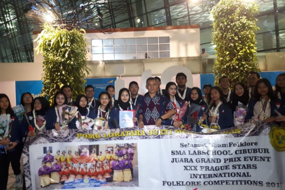 SMA Labscholl cibubur raih juara folklor internasional di Ceko