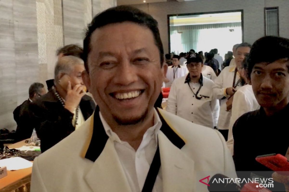 Disebut diusung sebagai calon Wali Kota Medan, Tifatul Sembiring tersenyum