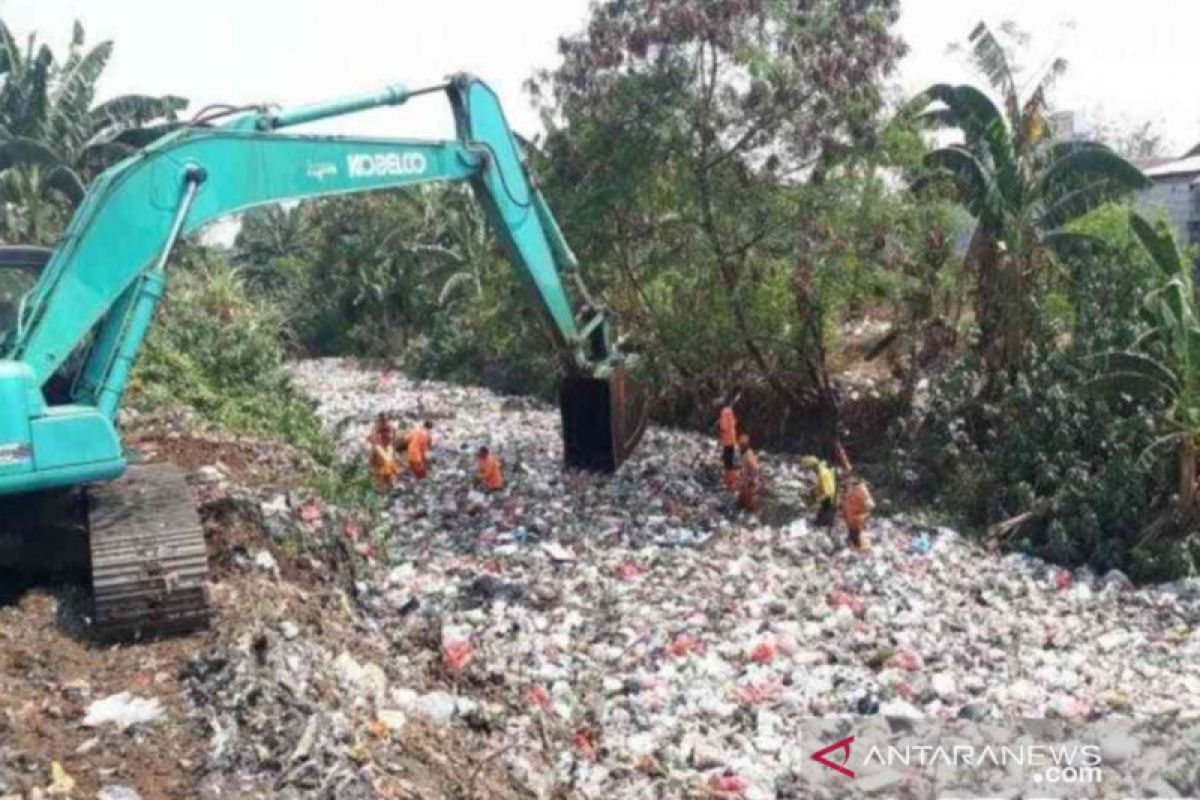 Ratusan ton sampah diangkut dari Kali Jambe Bekasi