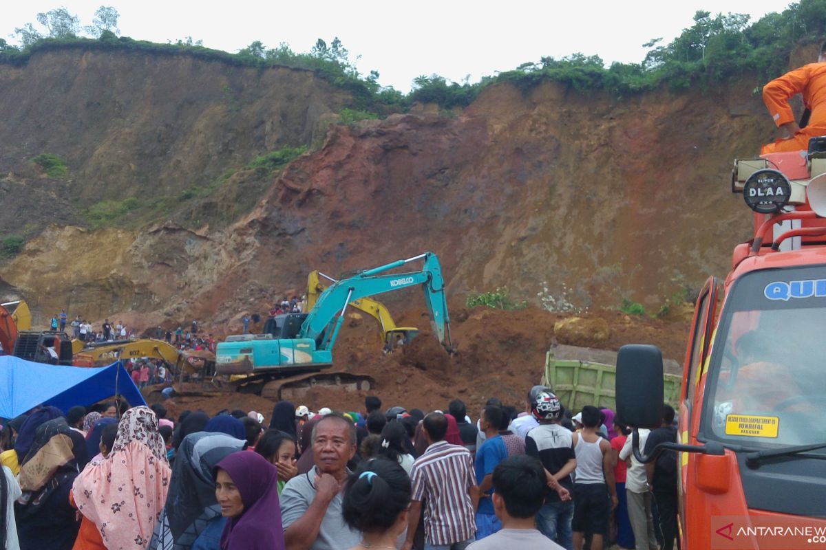 Empat alat berat dikerahkan cari pekerja tambang yang tertimbun