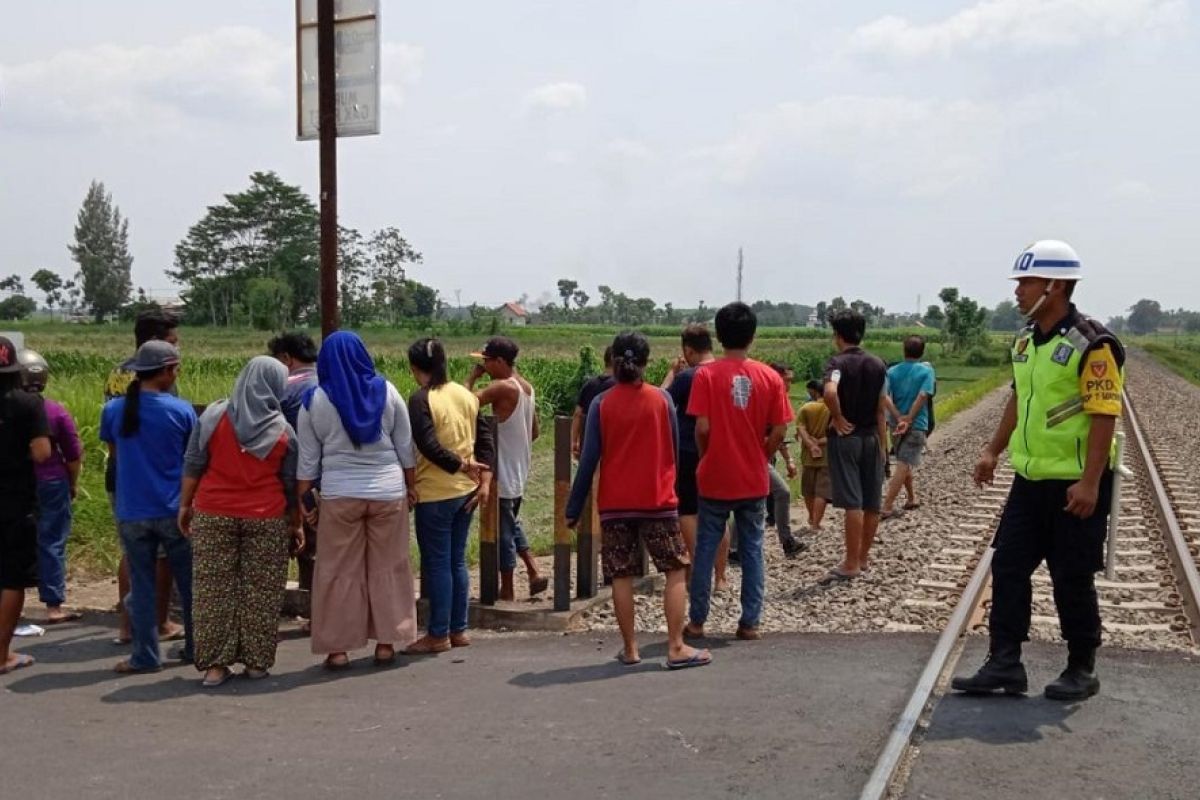 Polisi Kediri tangani ayah dan anak tertabrak kereta api