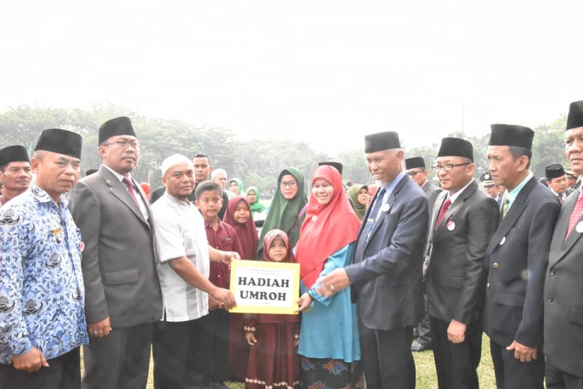 Padang umrahkan tiga keluarga pemenang program 18-21