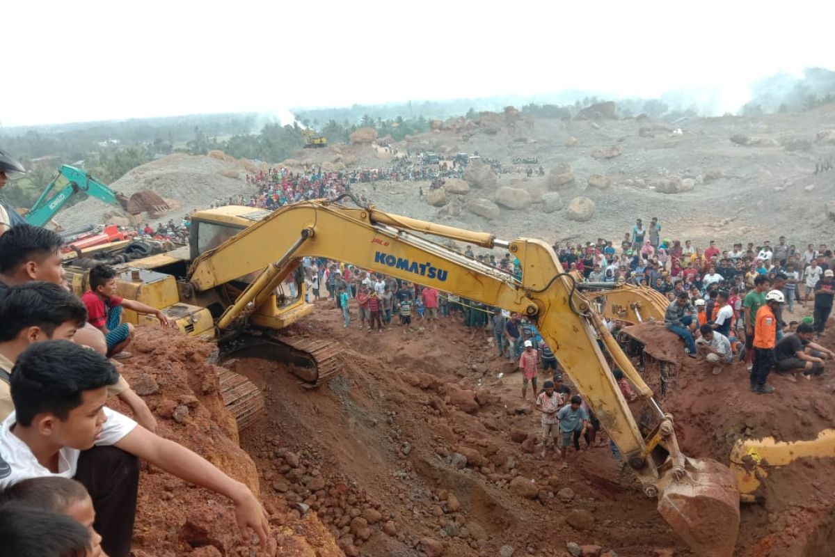 Sejumlah pekerja tambang tertimbun material tanah  di Kuranji Padang