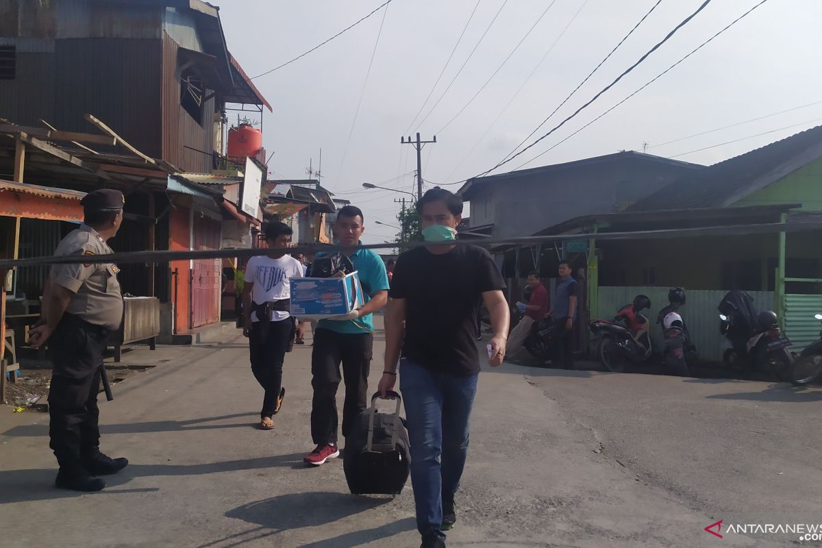 Rumah guru ngaji terduga pelaku bom Medan digeledah petugas