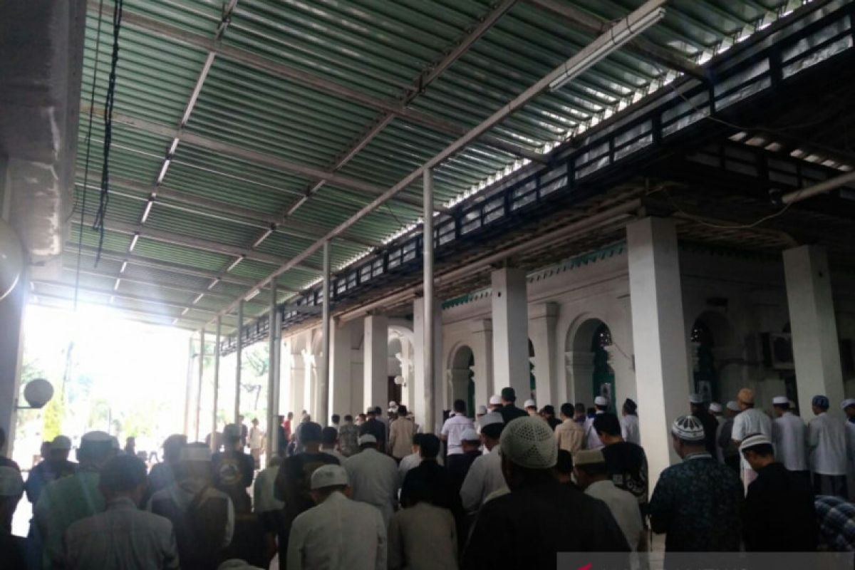 Shalat jenazah Ustadz Taufiq Hasnuri dihadiri ribuan orang