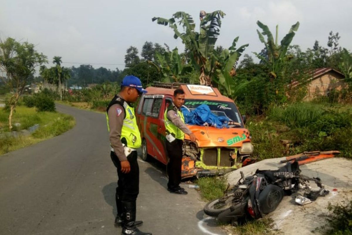 Salip truk, pengendara motor tewas tabrakan dengan angkutan umum di Simalungun
