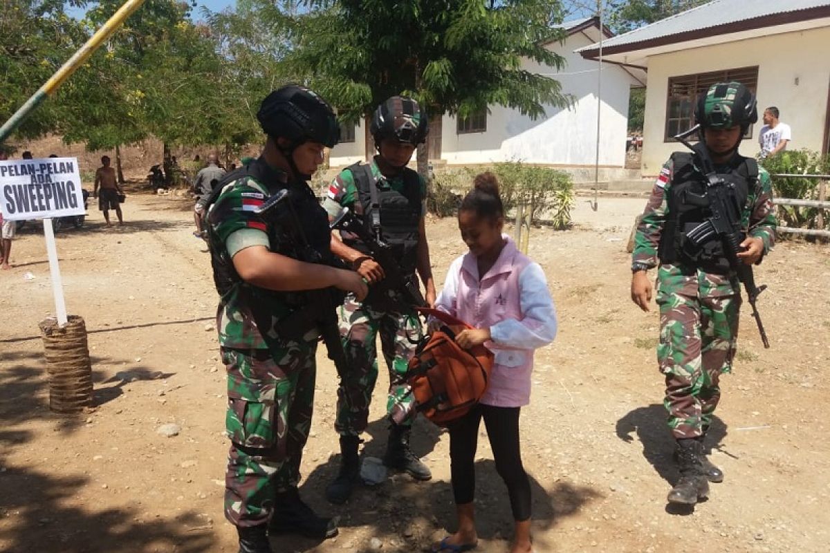 Satgas Pamtas Yonif R 142/KJ bersama polisi 'sweeing' perbatasan di Belu NTT