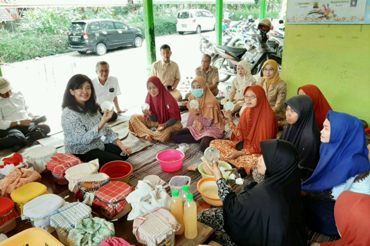 Dosen UNS bimbing warga olah limbah singkong jadi nata de cassava