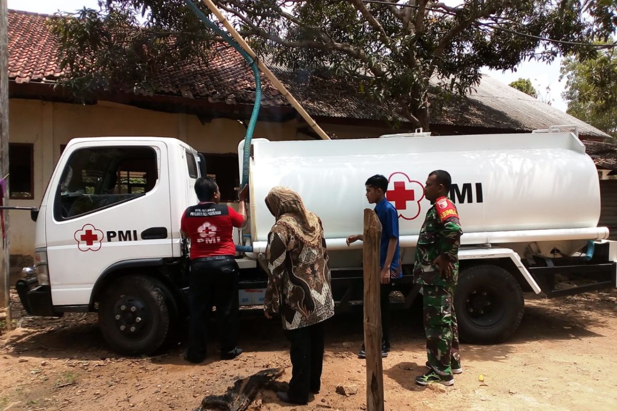 PMI Pamekasan bantu distribusikan air bersih ke desa dilanda kekeringan