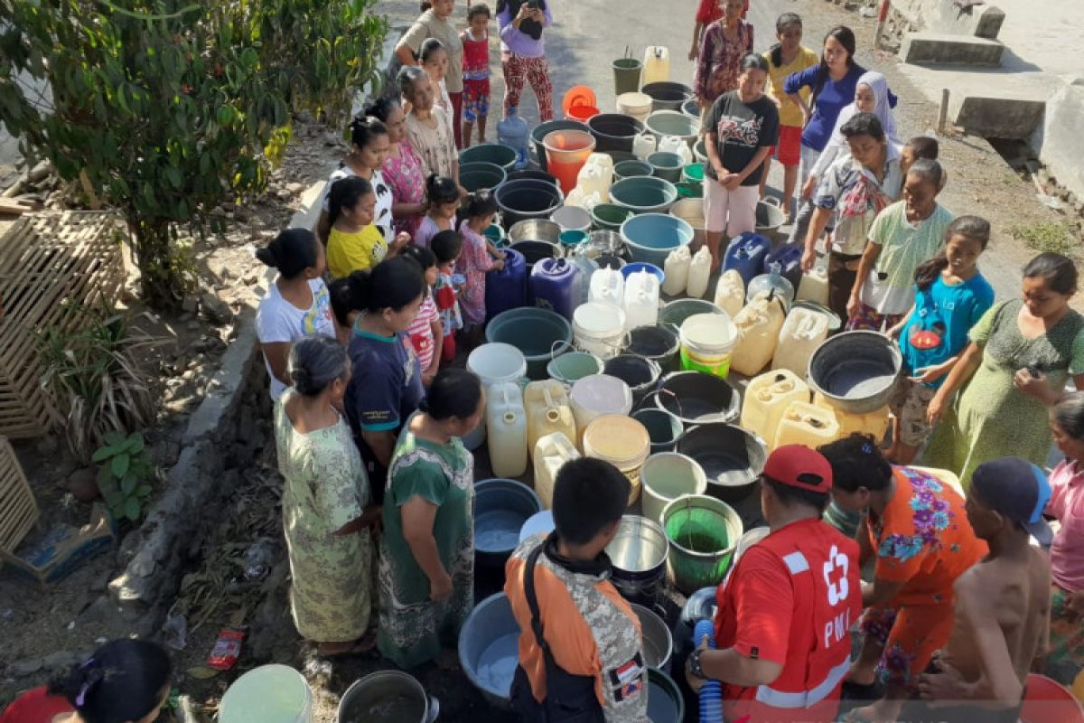 PMI Jember distribusikan air bersih di daerah kekeringan