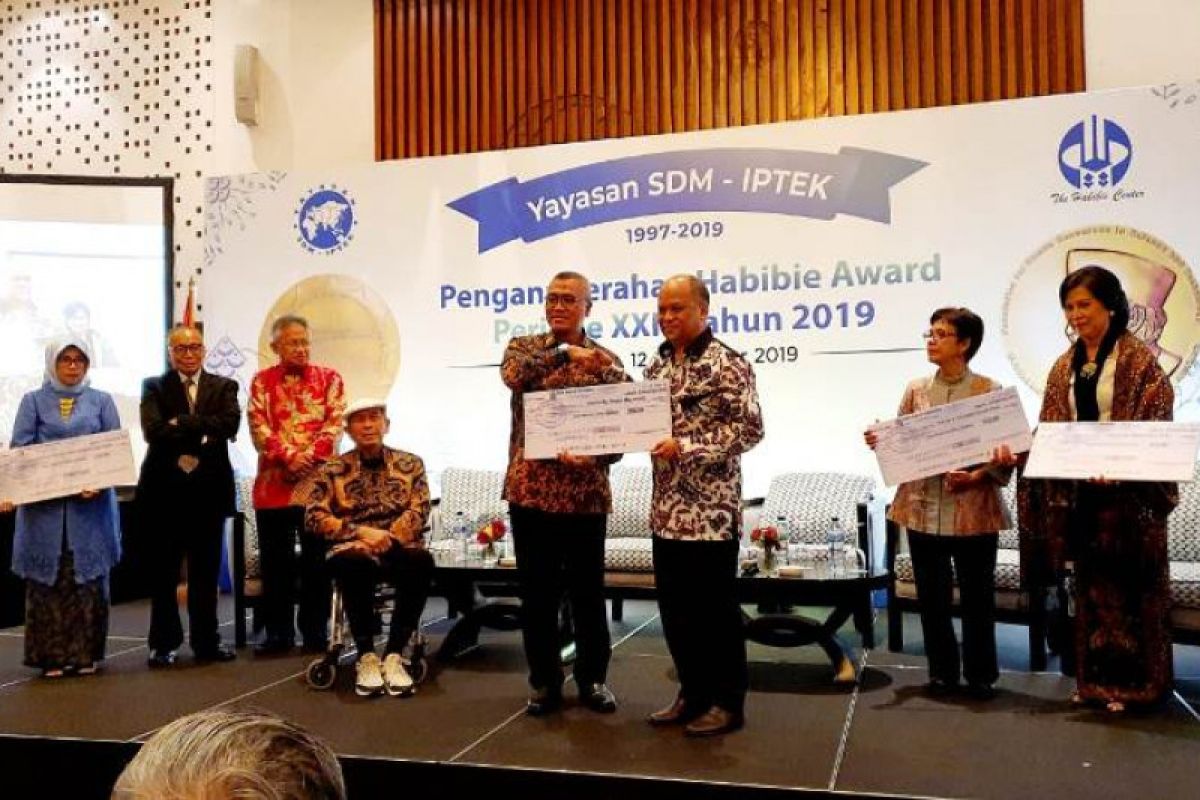 Dekan FIA UI Eko Prasojo raih Habibie Award