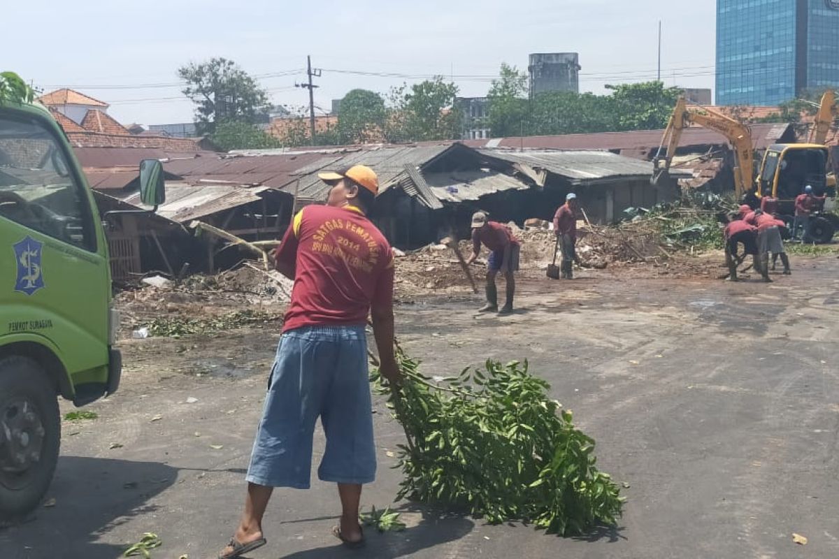 Puluhan lapak pedagang unggas Pasar Keputran Surabaya ditertibkan