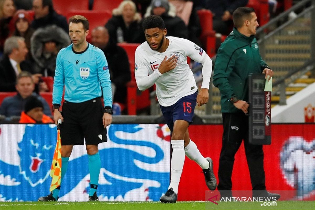 Saat masuk ke lapangan, Joe Gomez dapat cemooh dari suporter Inggris