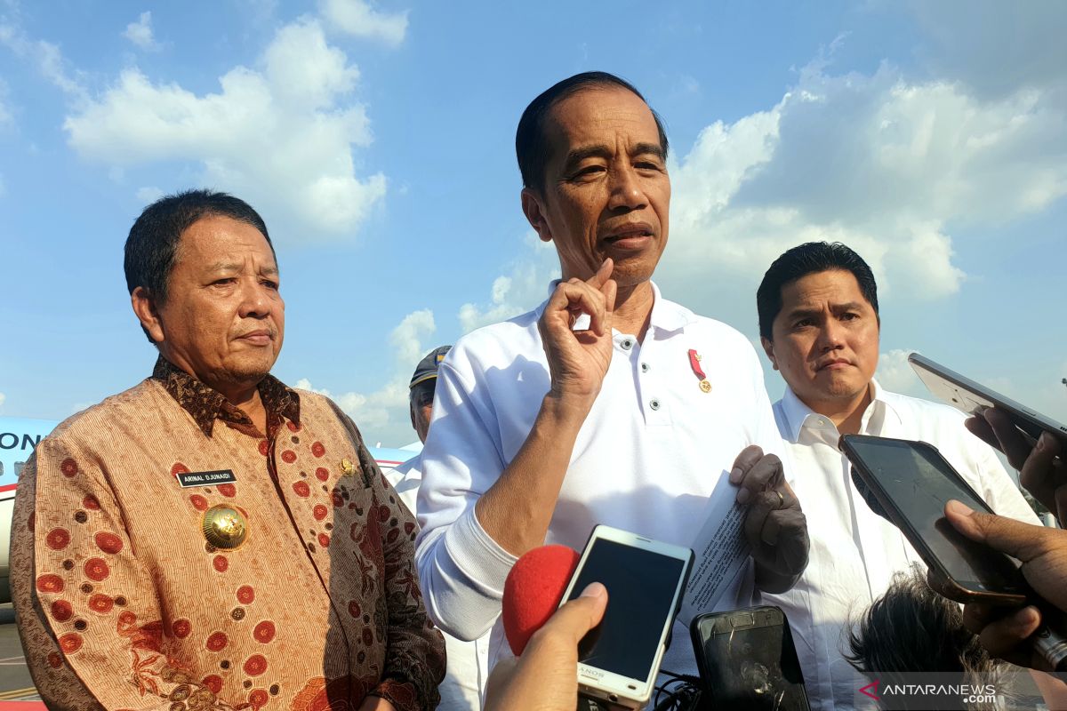 Jokowi serahkan nama cucu ketiga kepada Gibran Rakabuming Raka