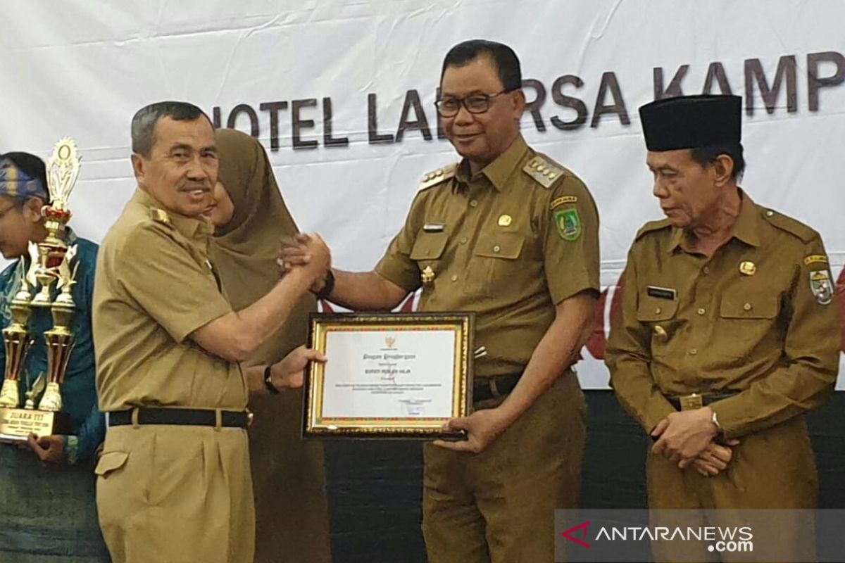 Raih juara II lomba inovasi TTG, Gubernur Riau berikan penghargaan Bupati Rohil