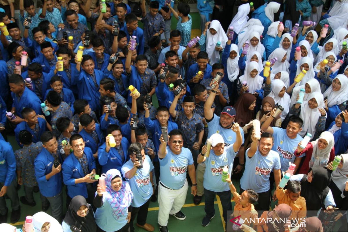 Pemerintah bagikan 3.000 tumbler untuk pelajar