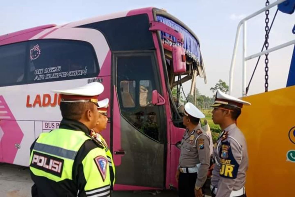 Bus dan truk tabrakan, empat orang tewas