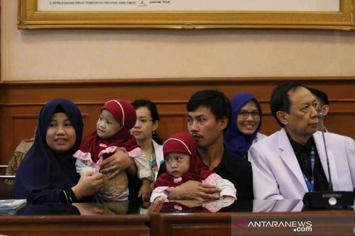 Bayi kembar siam dempet dada dan perut Aqila-Azila akhirnya bisa pulang ke Kendari